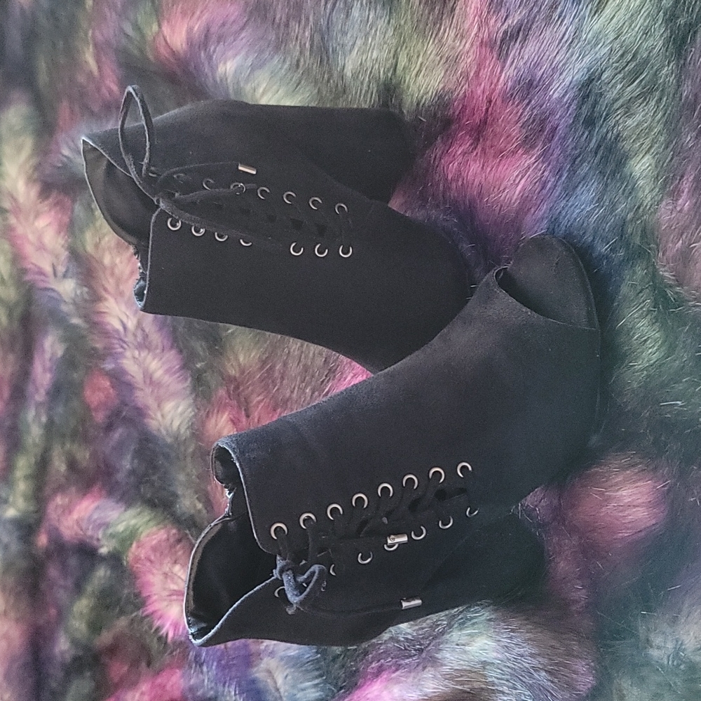 Like new y•not black open toe chunky heel